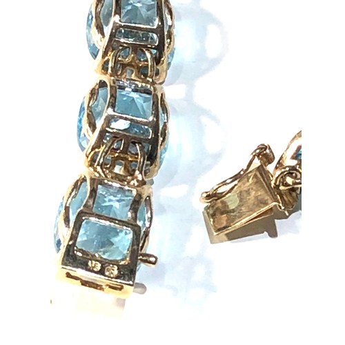 332 - 9ct gold blue gem set bracelet each gem measures approx 9mm by 9mm braclet measures approx length 17... 