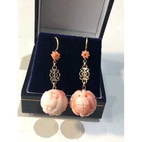 333 - 18ct Gold Carved pink Coral Earrings measure approx 3.5cm drop each carved coral drop measures appro... 