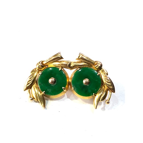 343 - Fine 18ct gold and jade brooch set with 2 round panels of jade with bow ribbon design measures appro... 