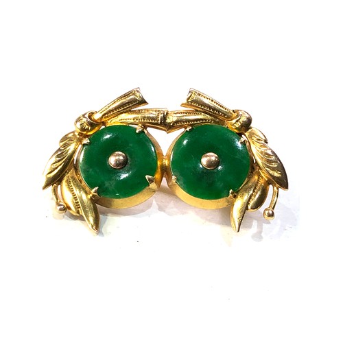 343 - Fine 18ct gold and jade brooch set with 2 round panels of jade with bow ribbon design measures appro... 