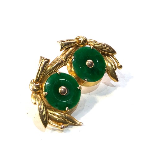 343 - Fine 18ct gold and jade brooch set with 2 round panels of jade with bow ribbon design measures appro... 