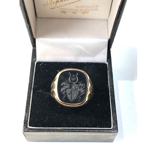 363 - Gold seal ring set with black intaglio crest measures approx 16mm by 14mm weight 3.4g