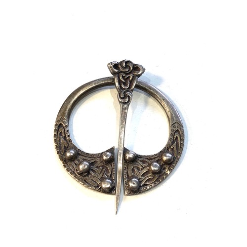 459 - Vintage Scottish Silver Penannular Celtic Brooch measures approx 5cm by 4cm scotish silver hallmarks