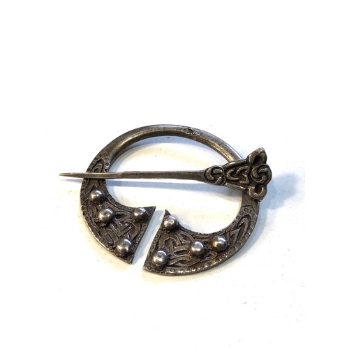 459 - Vintage Scottish Silver Penannular Celtic Brooch measures approx 5cm by 4cm scotish silver hallmarks