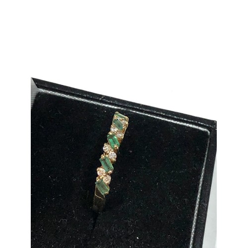 415 - 18ct gold emerald and diamond half eternity ring 2.8g