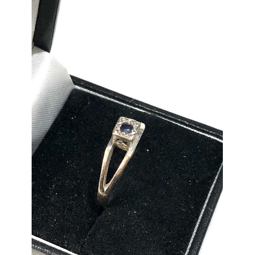 405 - Unusual design 18ct white gold diamond accent and sapphire ring 2.7g