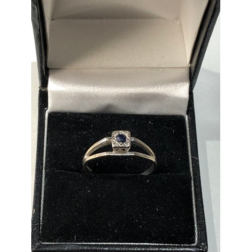 405 - Unusual design 18ct white gold diamond accent and sapphire ring 2.7g