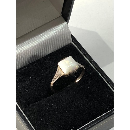 427 - 9ct gold opal ring