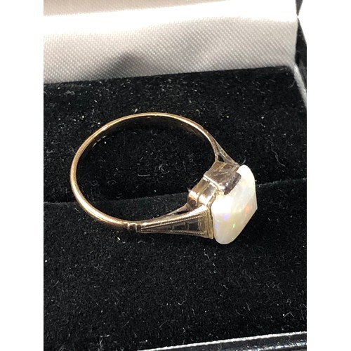 427 - 9ct gold opal ring