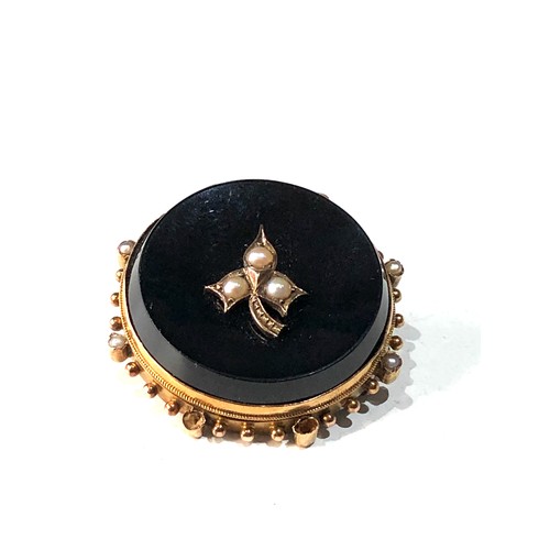 417 - 15ct gold onyx & pearl brooch measures approx 31mm dia weight 9.6g