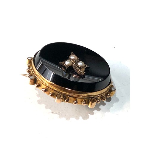 417 - 15ct gold onyx & pearl brooch measures approx 31mm dia weight 9.6g