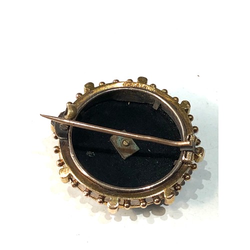 417 - 15ct gold onyx & pearl brooch measures approx 31mm dia weight 9.6g