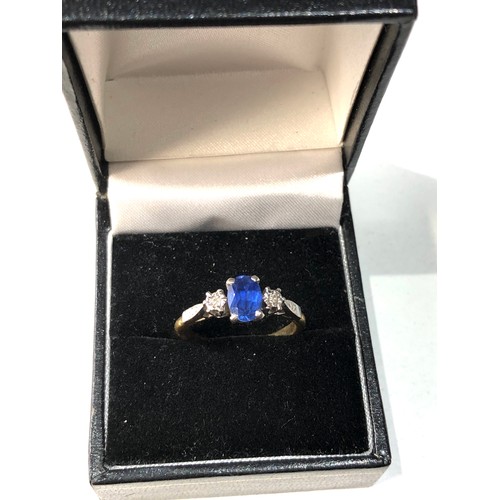 424 - 18ct gold diamond and sapphire trilogy ring 3.9g