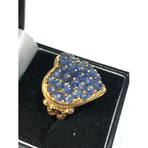 421 - 18ct gold heart and sapphire ring weight 13.1g