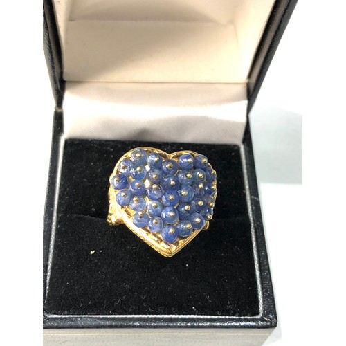 421 - 18ct gold heart and sapphire ring weight 13.1g