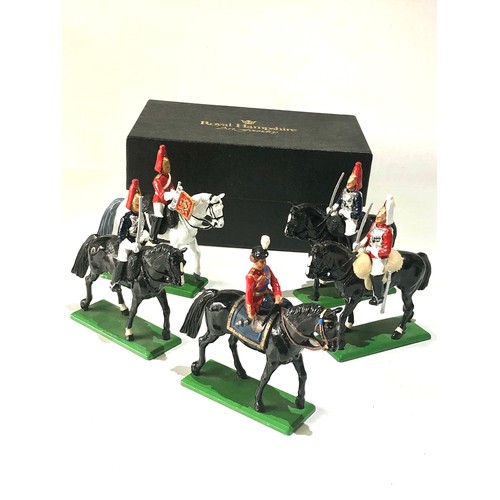 520 - Britains Set of 6 mounted queen elizabeth11 and guards Set