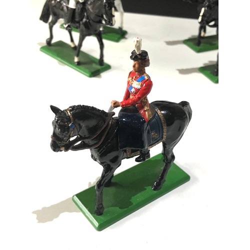 520 - Britains Set of 6 mounted queen elizabeth11 and guards Set