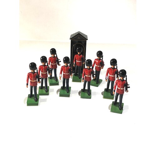 521 - Britains soldiers Set of guards