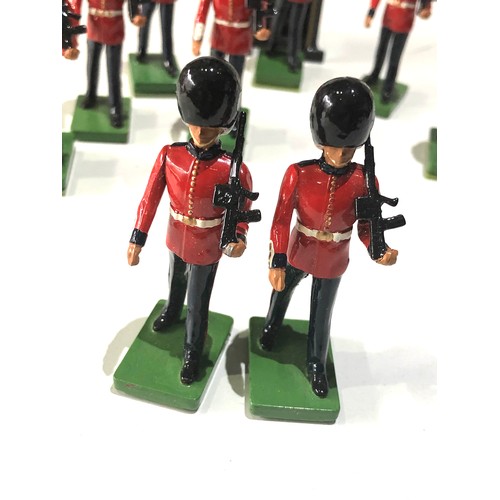 521 - Britains soldiers Set of guards