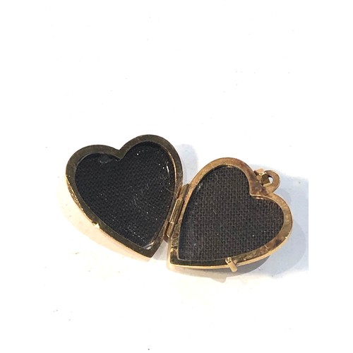 68 - Small 9ct gold heart locket measures approx 2.5cm drop by 1.9cm wid weight 2g in good condition