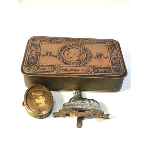 440 - ww1 Princess Mary christmas tin , cap badge and picture brooch