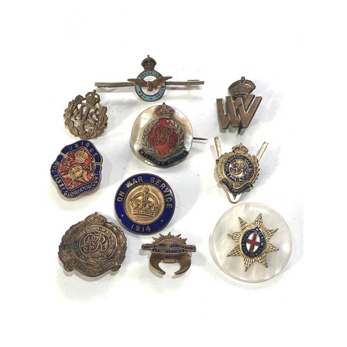 466 - 10 military lapel and sweetheart badges