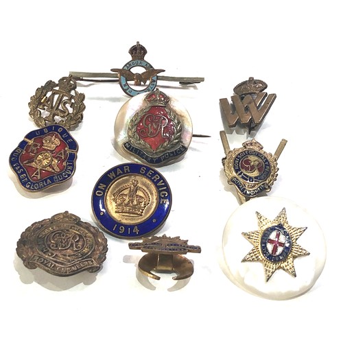 466 - 10 military lapel and sweetheart badges