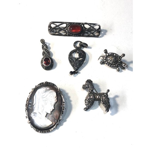 353 - Selection of vintage silver jewellery