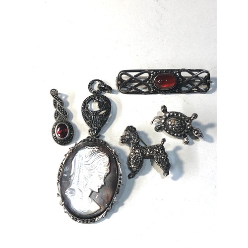 353 - Selection of vintage silver jewellery