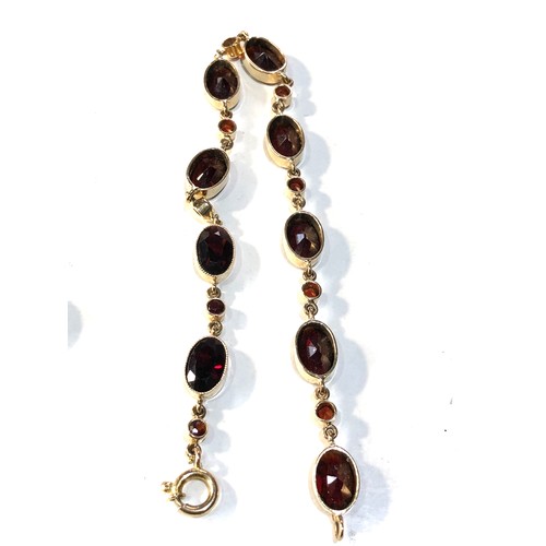 224 - 9ct gold garnet bracelet and necklace weight 13.9g good condition