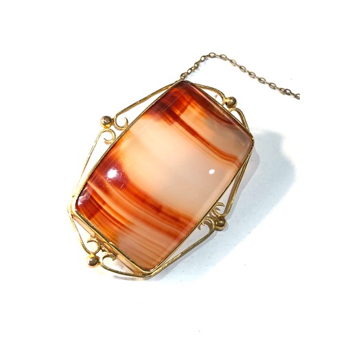 310 - 9ct gold banded agate brooch measures approx 5.7cm by 4cm weight 20.2g