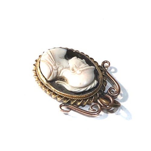 107 - Vintage  gold framed banded agate cameo pendant measures approx 2.8cm drop by 1.8cm wide