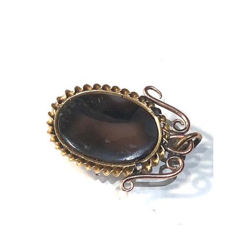 107 - Vintage  gold framed banded agate cameo pendant measures approx 2.8cm drop by 1.8cm wide