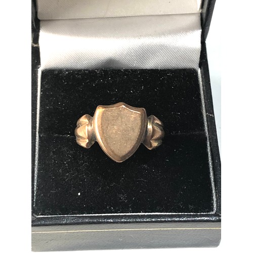 115 - 9ct gold shield signet ring chester hallmarks weight 4.7g