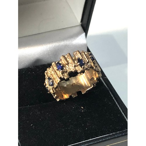 243 - 9ct gold brutalist sapphire band ring 6g