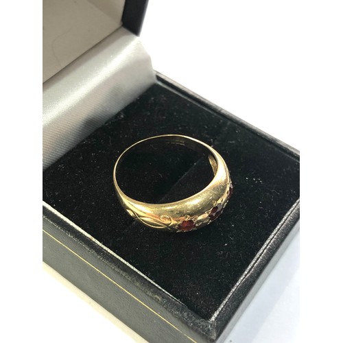 320 - 9ct gold garnet trilogy ring weight 2.6g