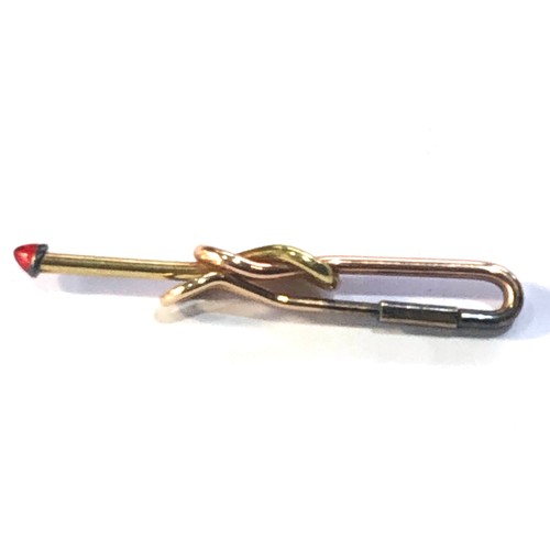 189 - 9ct gold knot tie clip with garnet set tip weight 9g acid tested as 9ct gold not hallmarked