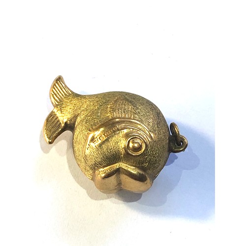 171 - 9ct gold fish charm weight 2g