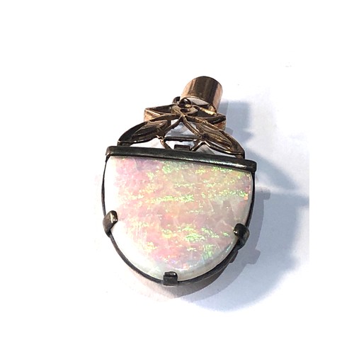 199 - 9ct gold opal pendant