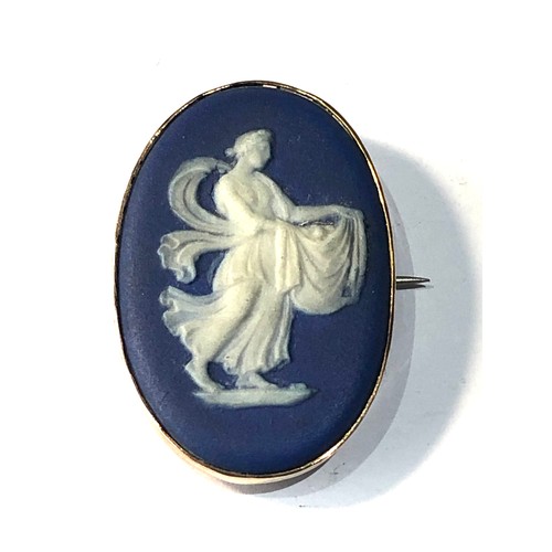 124 - 9ct gold wedgwood brooch