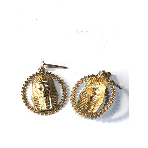 135 - 9ct gold Egyptian revival earrings 1.8g