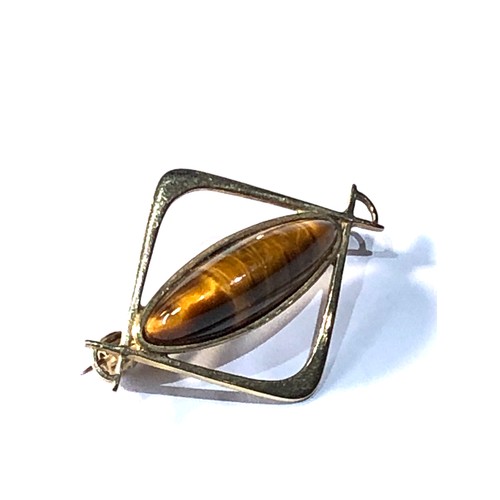 137 - 9ct gold tigers eye brooch measures approx 3.2cm by 2.3cm weight 3.6g