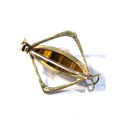 137 - 9ct gold tigers eye brooch measures approx 3.2cm by 2.3cm weight 3.6g