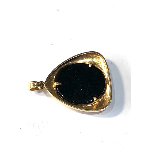 143 - 14ct gold opal and onyx cameo pendant measures aprox 2.5cm drop by 2cm wide weight 3g