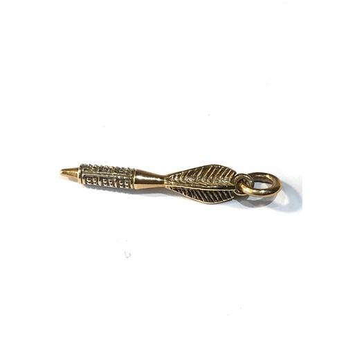 93 - 9ct gold dart charm / pendant 2.3g