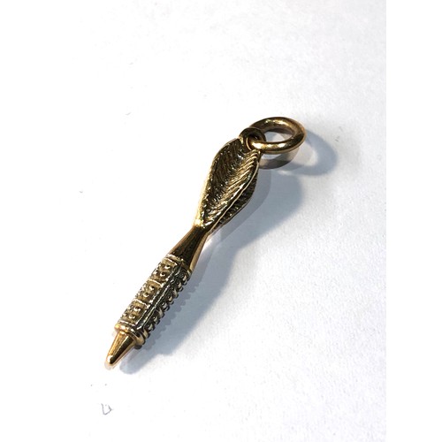 93 - 9ct gold dart charm / pendant 2.3g