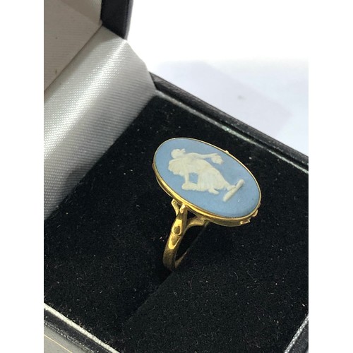 222 - 9ct gold wedgwood ring