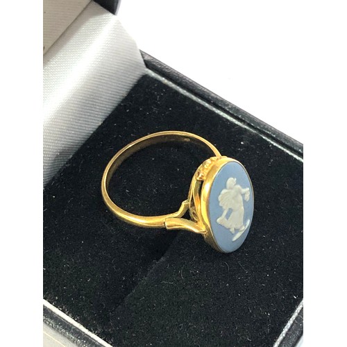 222 - 9ct gold wedgwood ring