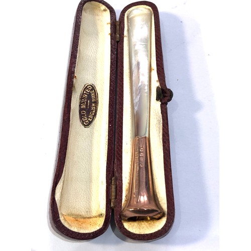 300 - 9ct gold mounted & mother of pearl cheroot holder boxed