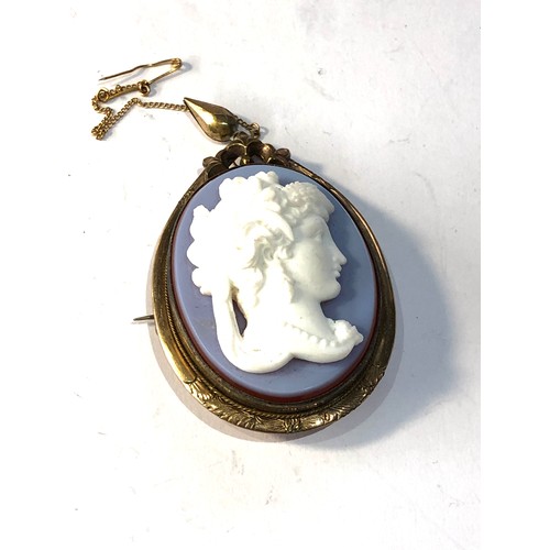 418 - Gold plated cameo agate brooch